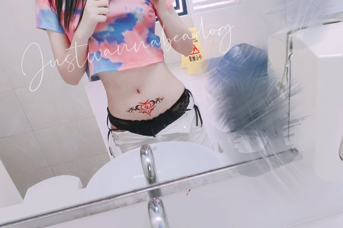贴上 #淫纹 💦好像开启了某个神秘的开关💦 
配上 #黑丝 内裤💦发骚了一整天💦
又是一个轻 #厕所 #露出 #大屁股 https://t.co/S7uZ108imi