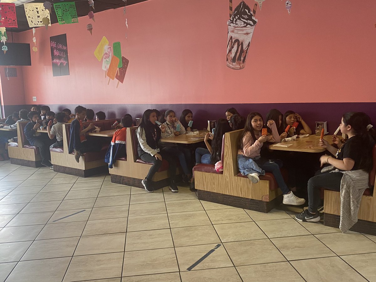 kaseybwood's tweet photo. We took these AWESOME kiddos on a field trip to Foodland to experience the math involved in shopping on a budget. We even stoped for an ice cream snack AND had a special visit from the superintendent! @AlbertvilleAIS @robsims33 @Amberknight30 @MirandaBattles  @englishboydk https://t.co/8sm46zDqZ8