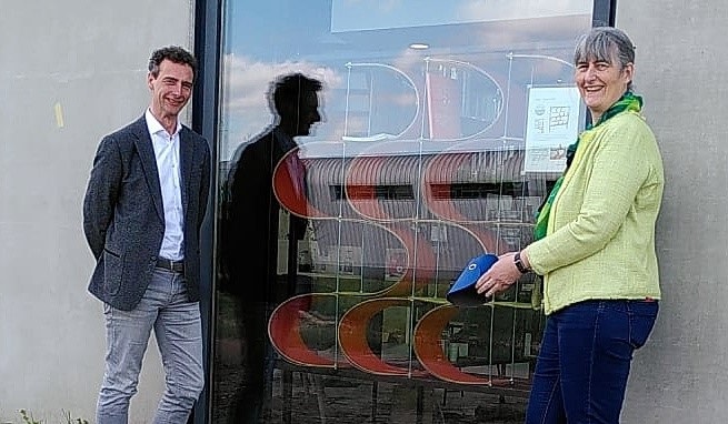 Studenten van de <a href="/HMCmbovakschool/">HMCmbovakschool</a> maakten meubels van afval van <a href="/forboflooring/">Forbo Flooring</a> en <a href="/OfficeXperience/">GZ OfficeXperience</a> als onderdeel van de #circularfurniturechallenge. Circulair én uniek! Wethouder <a href="/ABaerveldt/">Annette Baerveldt</a> bezocht vandaag de expositie. Lees meer 👉 bit.ly/3dgYBSC