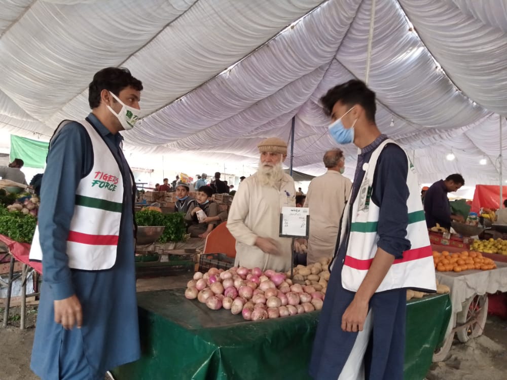 InsafianPtiPK's tweet photo. راولپنڈی:
پرائم منسٹر ٹائیگر فورس راولپنڈی سٹی کے والینٹر نے رمضان بازار کا وزٹ کیا اور ایس او پی پر عمل کروایا۔
#TigersForce
@DCRawalpindi https://t.co/dKBPVmKg08