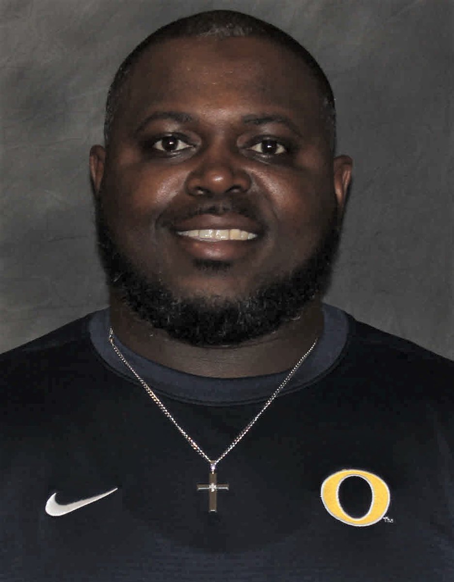 BearsOutreach's tweet photo. Congratulations to this week's @ChicagoBears Coach of the Week brought to you by @Athletico: Byron Gettis of @OFallonFootball!

@IHSA_IL x #CoachOfTheWeek https://t.co/dM2kG6SRSB