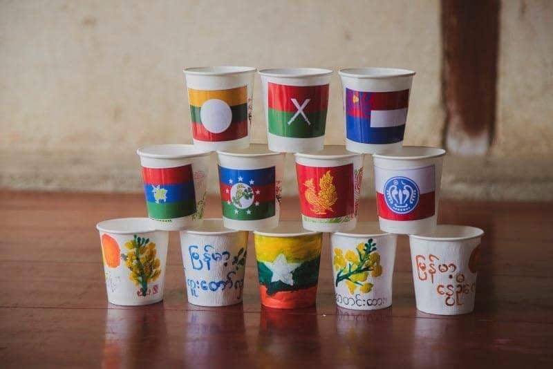 Civilians from Mogok donate tamarind juice with the painted cup which represent the union of all the nationalities in Myanmar Spring revolution. #WhatsHappeningInMyanmar #Apr16SilentStrike pic.x.com/GK0vgrH0qC