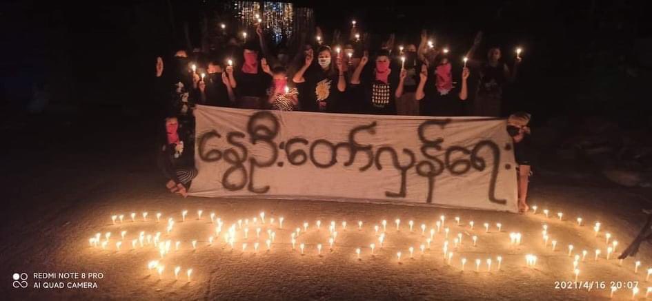 Shwepyithar, Yangon: Candlelight Vigil and Night protest by pro-democracy young protestors, praying for fallen heroes and rejecting military regime on last day of Revolutionary Thingyan.
#WhatsHappeningInMyanmar #Apr16Coup