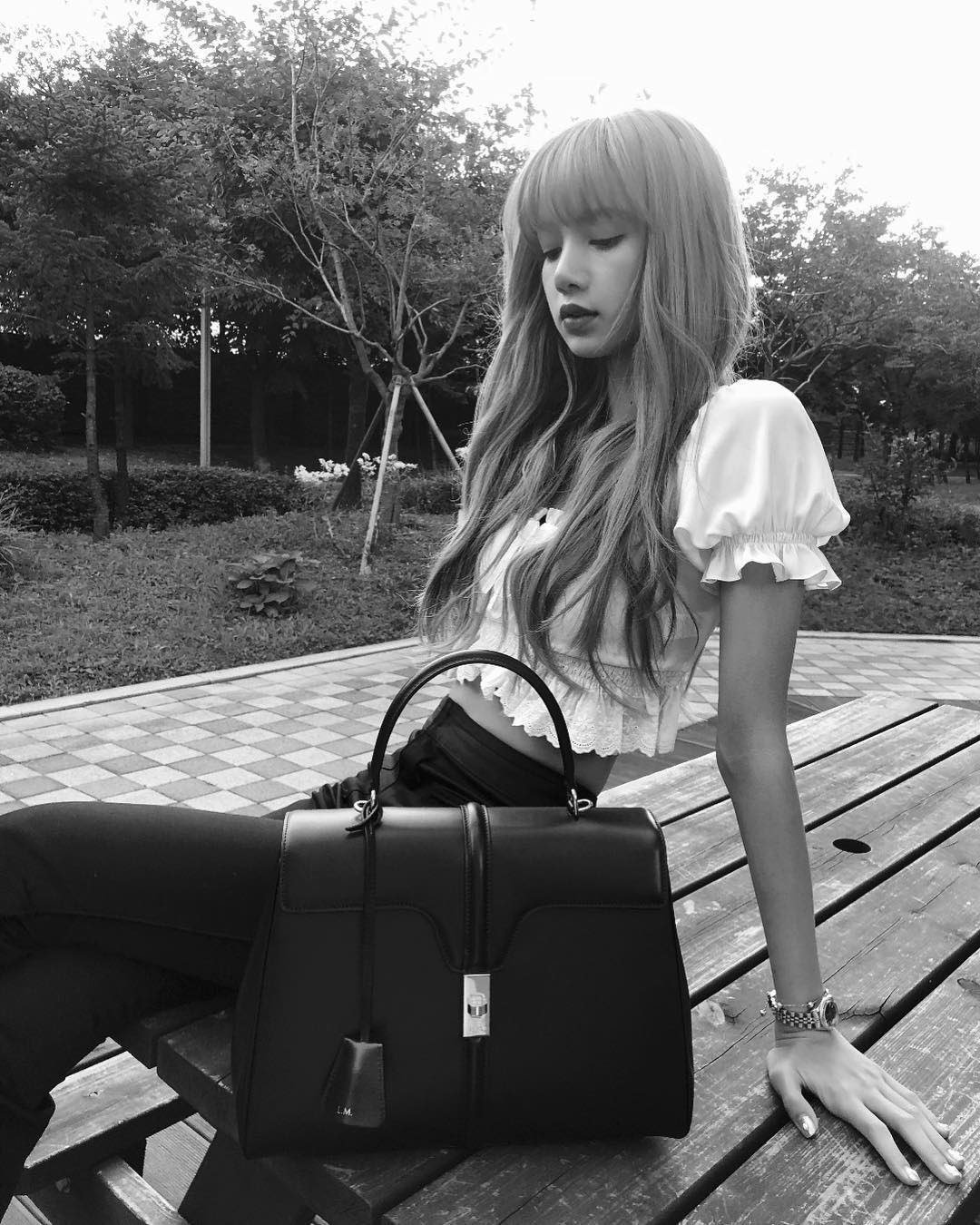 ❤️‍🔥 on X: Just a simple reminder that LISA was one of the ONLY THREE  PEOPLE IN THE WORLD alongside Angelina Jolie & Lady Gaga, to receive a  personalized handbag fr. Hedi