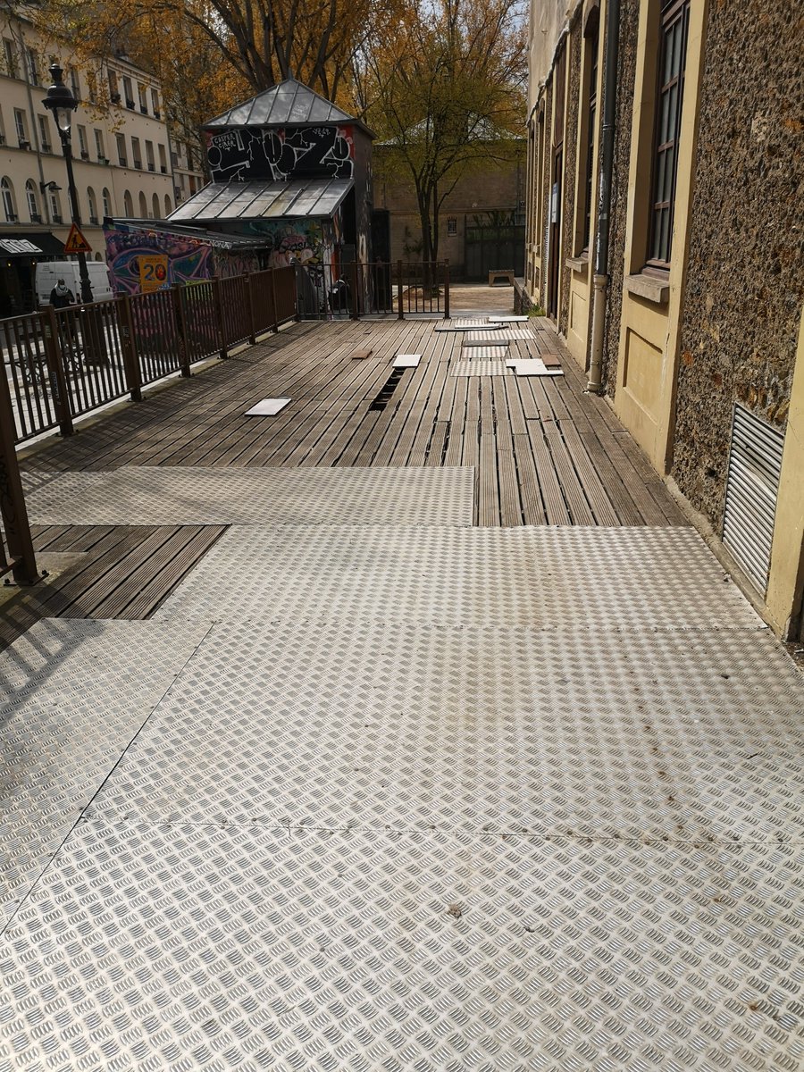 @FacHabitat n'a pas honte de laisser une chaussée insalubre devant sa résidence étudiante du <a href="/Paris19e/">Mairie du 19e</a> <a href="/MairiedeParis/">mairiedeparis</a> Résultat : enfant accidenté, soirée aux urgences, nombreux points de suture! La planche a cédé sous le poids d'un enfant de 10 ans! Attention danger!