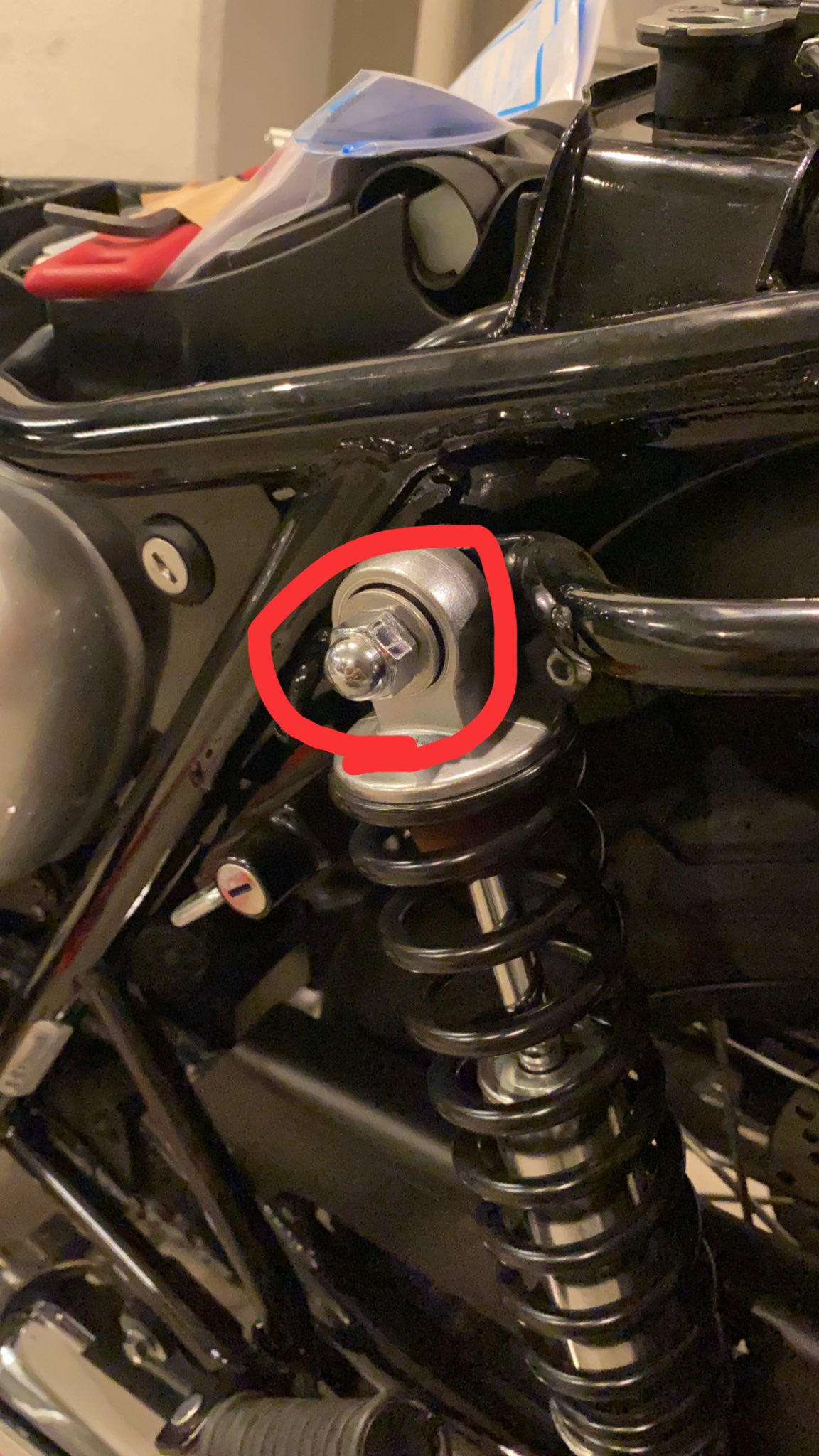 つついし On W800cafe ちょっとバイク 特にw800 の先輩方の知識をお借りしたいのですが 写真中央 リアサスの袋ナットの締め付けトルクは結構重要でしょうか ネットでは60nmと出てきますが不安なのでサービスマニュアルとトルクレンチの購入検討中です