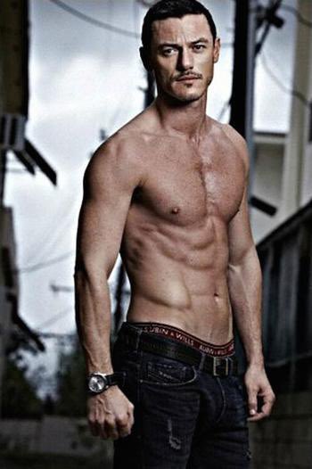 Happy late birthday to this gay ass sexy DILF... Luke Evans 