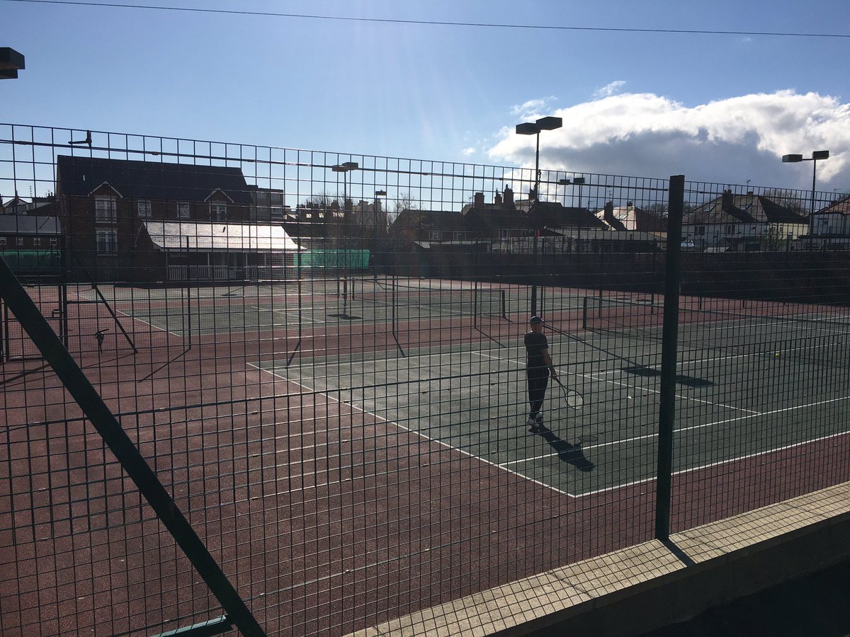 SDSportsCouncil's tweet image. Good to have a site visit to #FileyTennisClub today as part of our Tennis Strategy Action Plan. Great to see active participants making the most of the sunshine ☀️ @Filey_UK @FileyBayToday #Tennis 🎾 @YorkshireTennis #ReturnToPlay