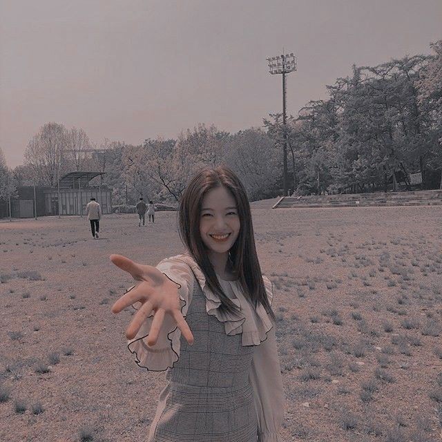 Raina Hazelloraa tweet media