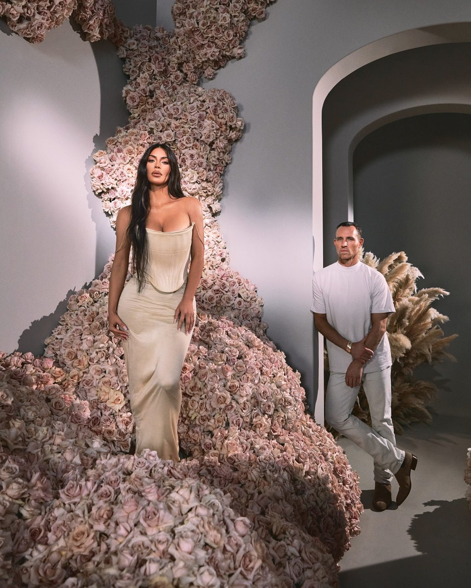 COMING SOON: Jeff Leatham by KKW Fragrance
Three new scents created in collaboration with floral artisan, @jeffleatham. @KimKardashian
Launching on Friday, 4.23 at 12PM PT. Learn more at https://t.co/uuUqEr9swO #KKWxJEFF https://t.co/kJOolc0bZ0