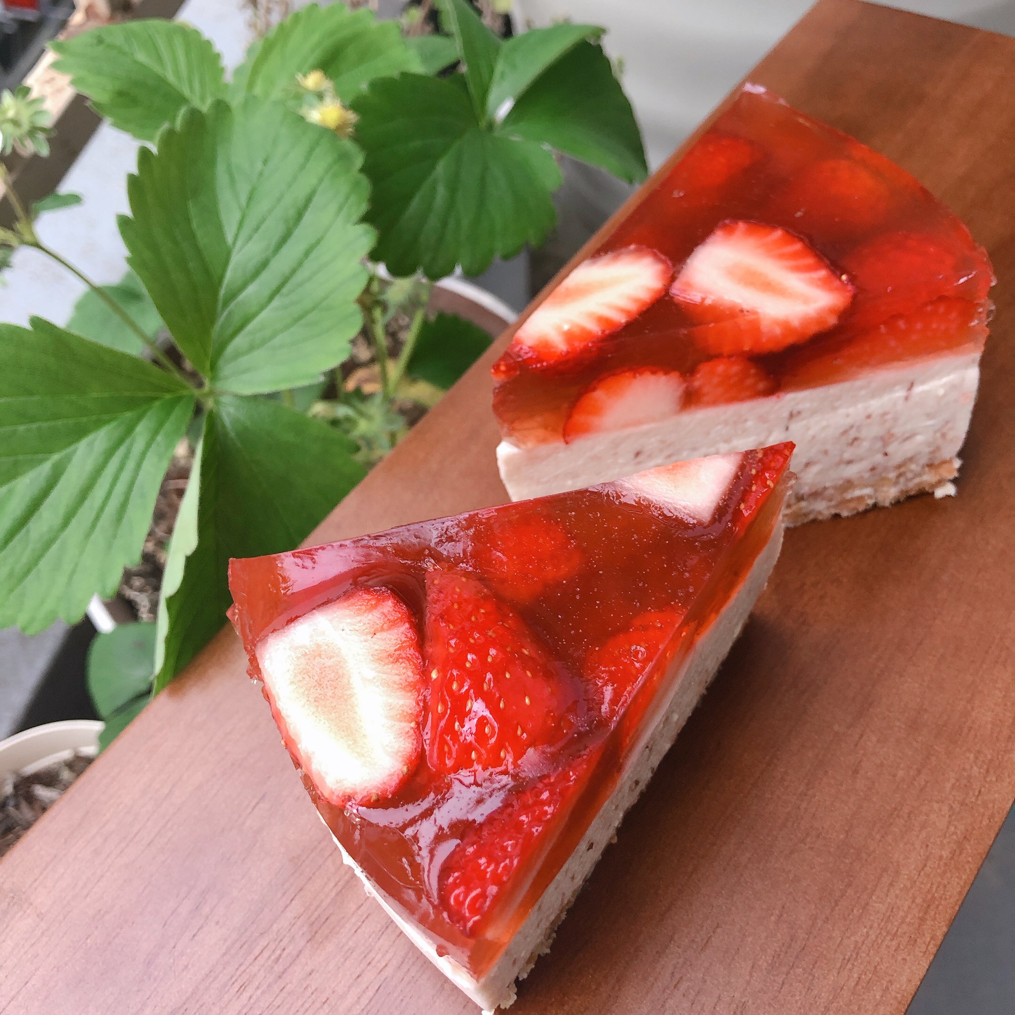 あこぺ クリシュナのnewスイーツ 2層のいちごのレアチーズケーキ フレッシュいちごゼリー 自家製いちごジャム入りの レアチーズ くるみ入り全粒粉クッキー おやつ屋acope Sweet デザート おやつ レアチーズケーキ いちご いちごスイーツ T