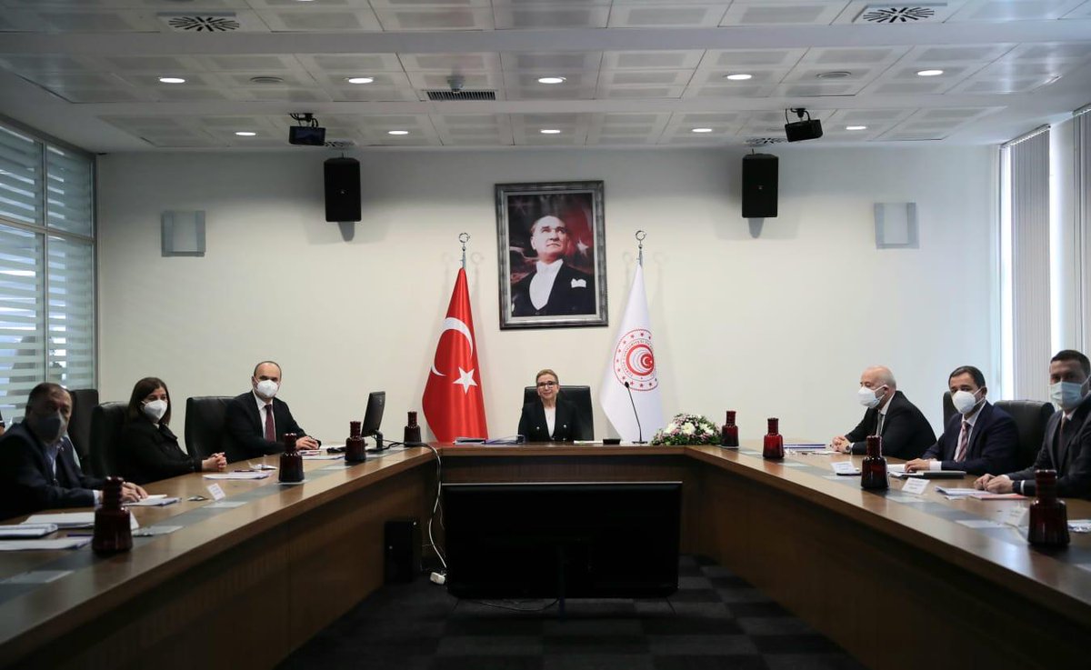 Kapıkule Gümrük Kapımızı ziyaret ettik. 
Avrupa’ya açılan kara gümrük kapılarımızdaki sorunları çözme gayretlerimiz meyvelerini veriyor. 
Mart ayında, Kapıkule’de günlük en yüksek TIR giriş-çıkış sayısına ulaşarak rekor kırdık. 
Nakliyecilerimizin kuyruk çilesi son buluyor.