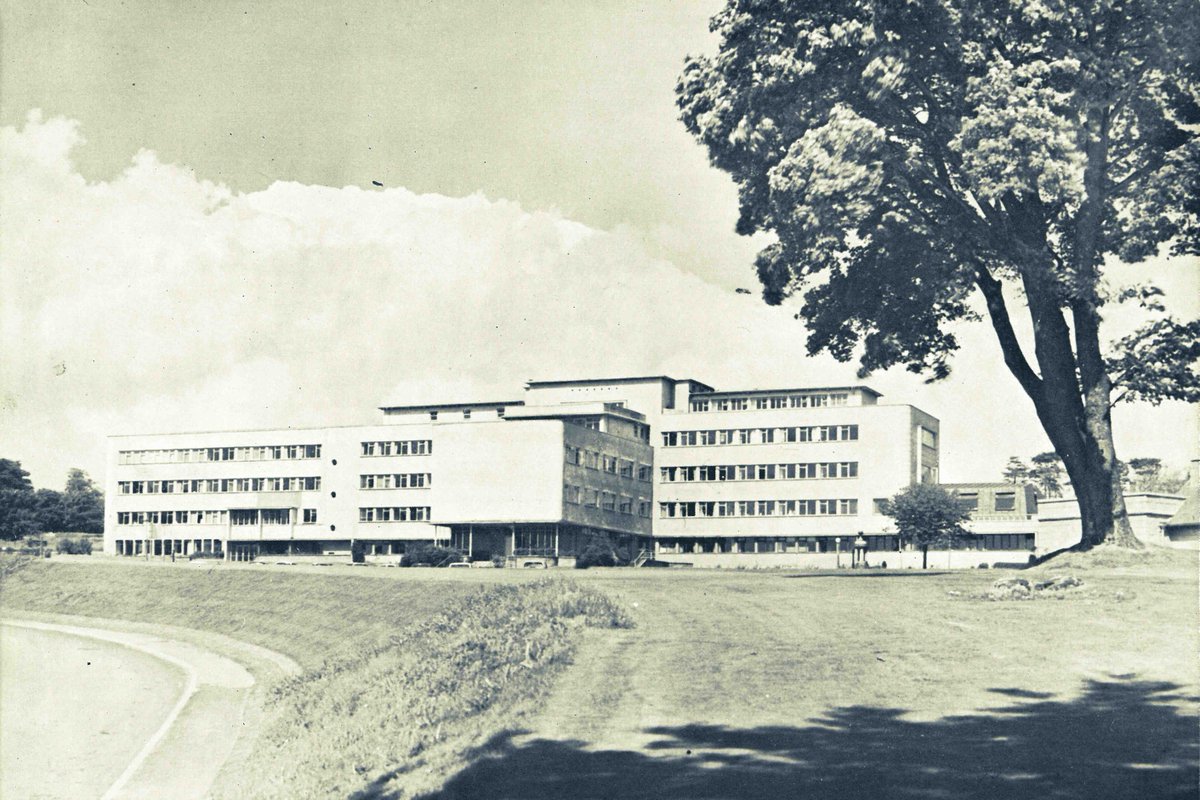 Is something missing here? We're going back in time and up to @aberdeenuni_smd at Foresterhill for our #CampusPicOfTheWeek. Who remembers when the Polwarth Building looked like this? Picture taken in the early 1960s.