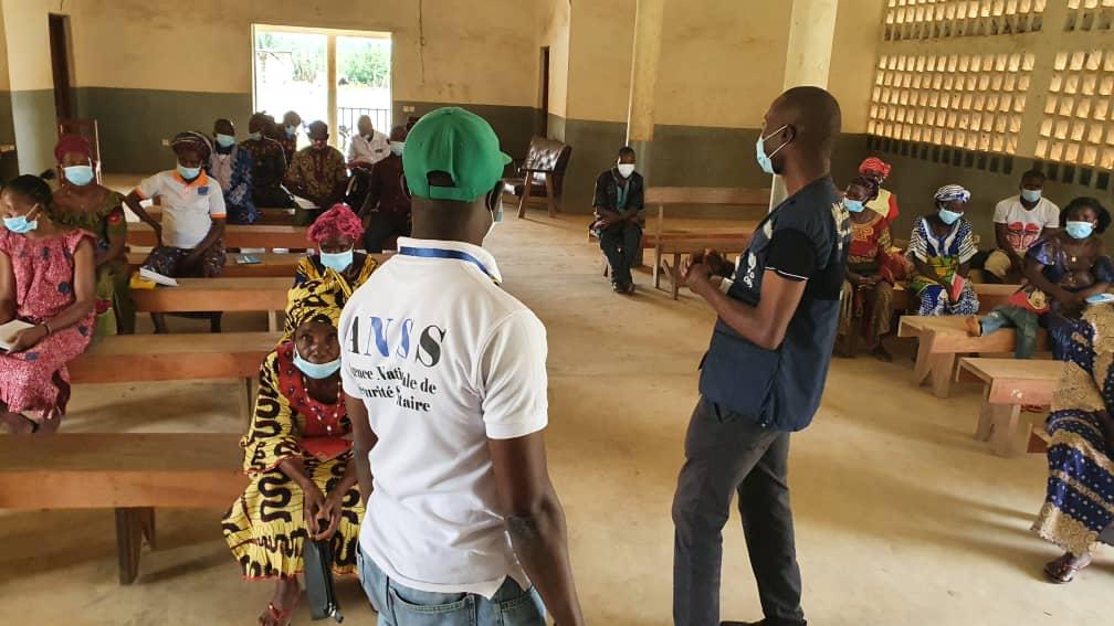 guinee_oms's tweet photo. #Riposte #Ebola: #Briefing intégré des #guérisseurs #traditionnels de la CR de #Samoe sur les mesures de prévention, distribution des #kits #PCI et vaccinations immédiate de 10 participants contre #Ebola. @kizerbogeorgesa @CroixRouge @anss_guinee @WHO @GuineeOneUN https://t.co/lsXtEugGot