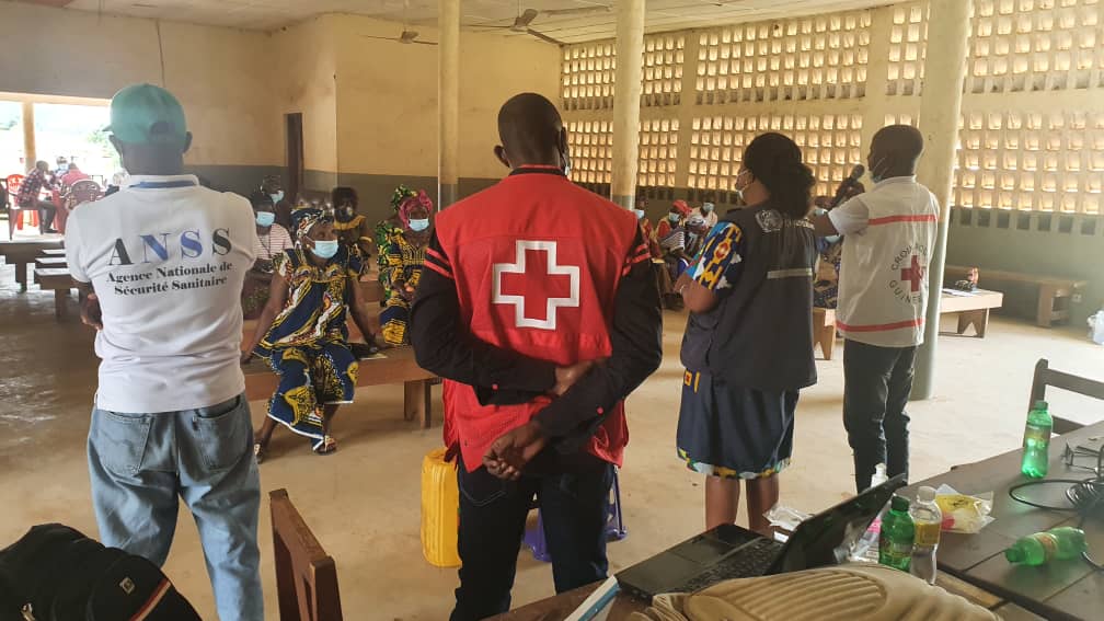 guinee_oms's tweet photo. #Riposte #Ebola: #Briefing intégré des #guérisseurs #traditionnels de la CR de #Samoe sur les mesures de prévention, distribution des #kits #PCI et vaccinations immédiate de 10 participants contre #Ebola. @kizerbogeorgesa @CroixRouge @anss_guinee @WHO @GuineeOneUN https://t.co/lsXtEugGot