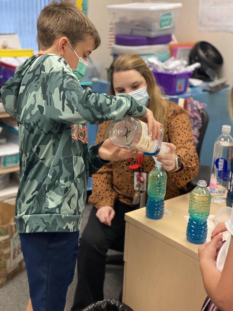 mrstcurrin's tweet photo. Makerspace Friday! Third graders @robshouston collected water bottles and made lava lamps using oil, water, food coloring, and Alka-Seltzer tablets. https://t.co/9BAJcjQhaf