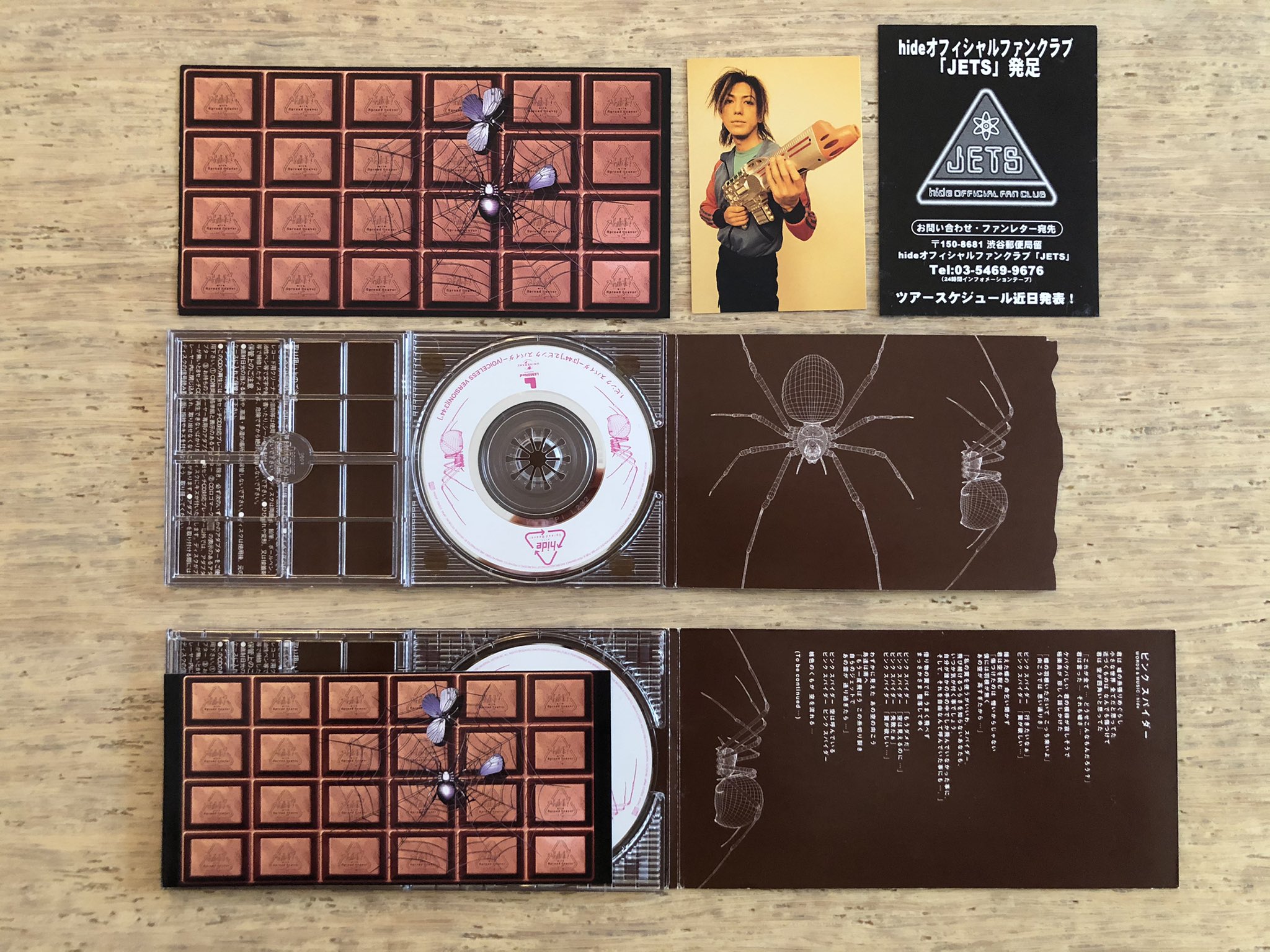 Nakamura8cm シール付き8cmcd ピンクスパイダー Hide With Spread Beaver 1998年5月13日発売 作詞作曲 Hide 間違い探し8cmcd チョコレートと包み紙が分離しているのが初回盤 チョコの裏に歌詞 一体化しているのが通常盤 初回特典怪人カードは仮面