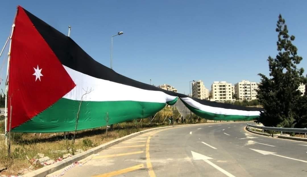 المادة ٤ من الدستور تحدّد مقاييس الراية الأردنية بحيث يكون "طولها ضعف عرضها". إذا بدنا نكون دقيقين، ما رفعته أمانة عمّان لا يمثّل علم #الأردن حسب الدستور. :)