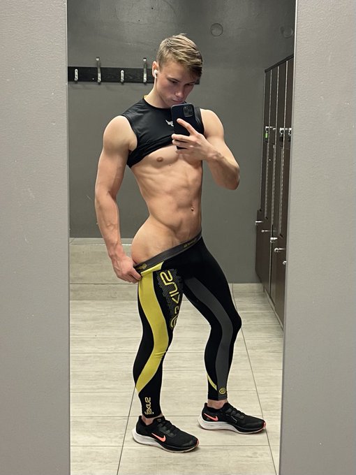 1 pic. Ass and abs? I’m doing great at the gym right now? Do you guys like compression gear?? https://t
