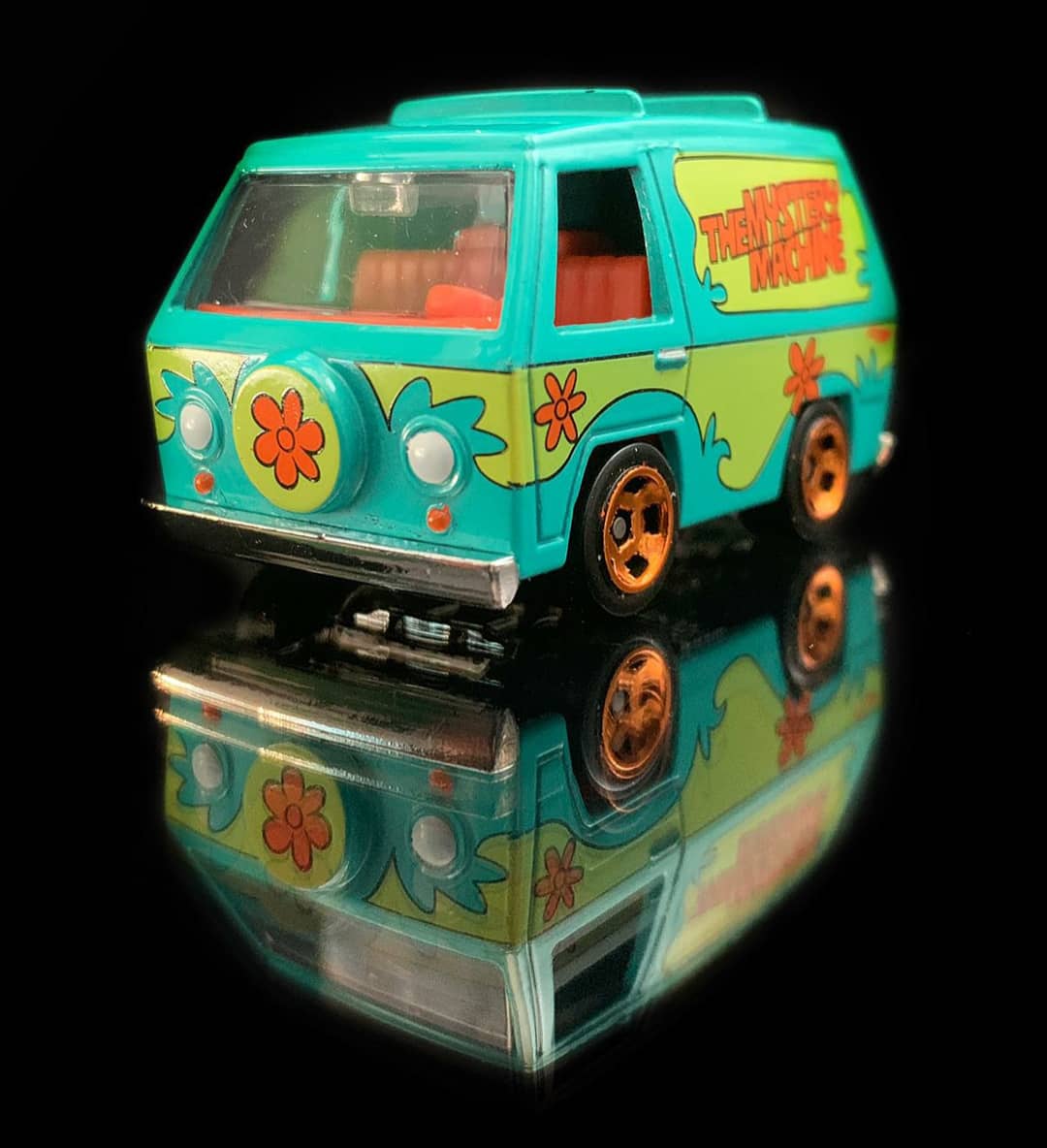 CarsScreen's tweet photo. #HotWheels #Scoobydoo #mysterymachine #hwscreentime #moviereplica #moviecar #diecast #164scale https://t.co/Plg4UlXOY6
