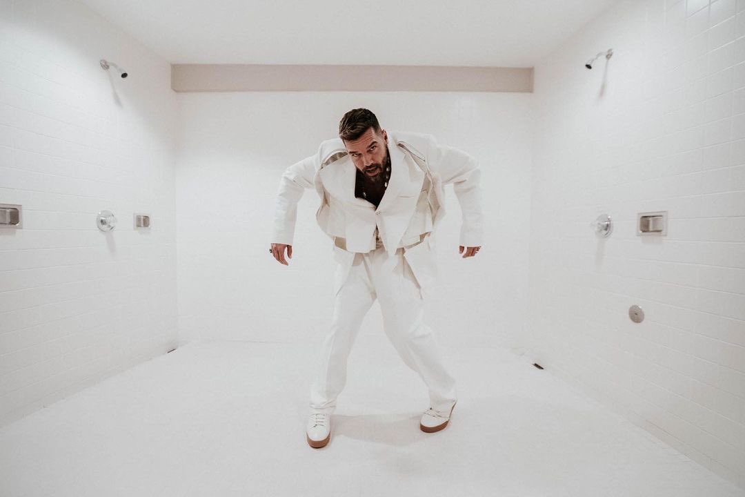 ricky_martin's tweet photo. Vamos a tirar fotos aquí antes de salir al escenario. Por qué no? 😂  #CancionBonita #RM30 @LatinAMAs #dressingroom 
.
📸: @worldjunkies 
🧥: @dvlstylist 
💄 : @hanicbeauty 
💇🏻‍♂️: @joeloliverohair https://t.co/ZnOR1EBNFC