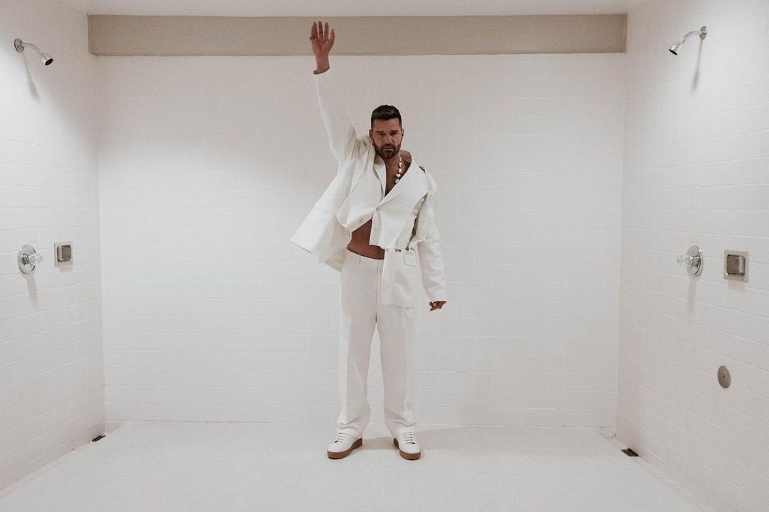 ricky_martin's tweet photo. Vamos a tirar fotos aquí antes de salir al escenario. Por qué no? 😂  #CancionBonita #RM30 @LatinAMAs #dressingroom 
.
📸: @worldjunkies 
🧥: @dvlstylist 
💄 : @hanicbeauty 
💇🏻‍♂️: @joeloliverohair https://t.co/ZnOR1EBNFC