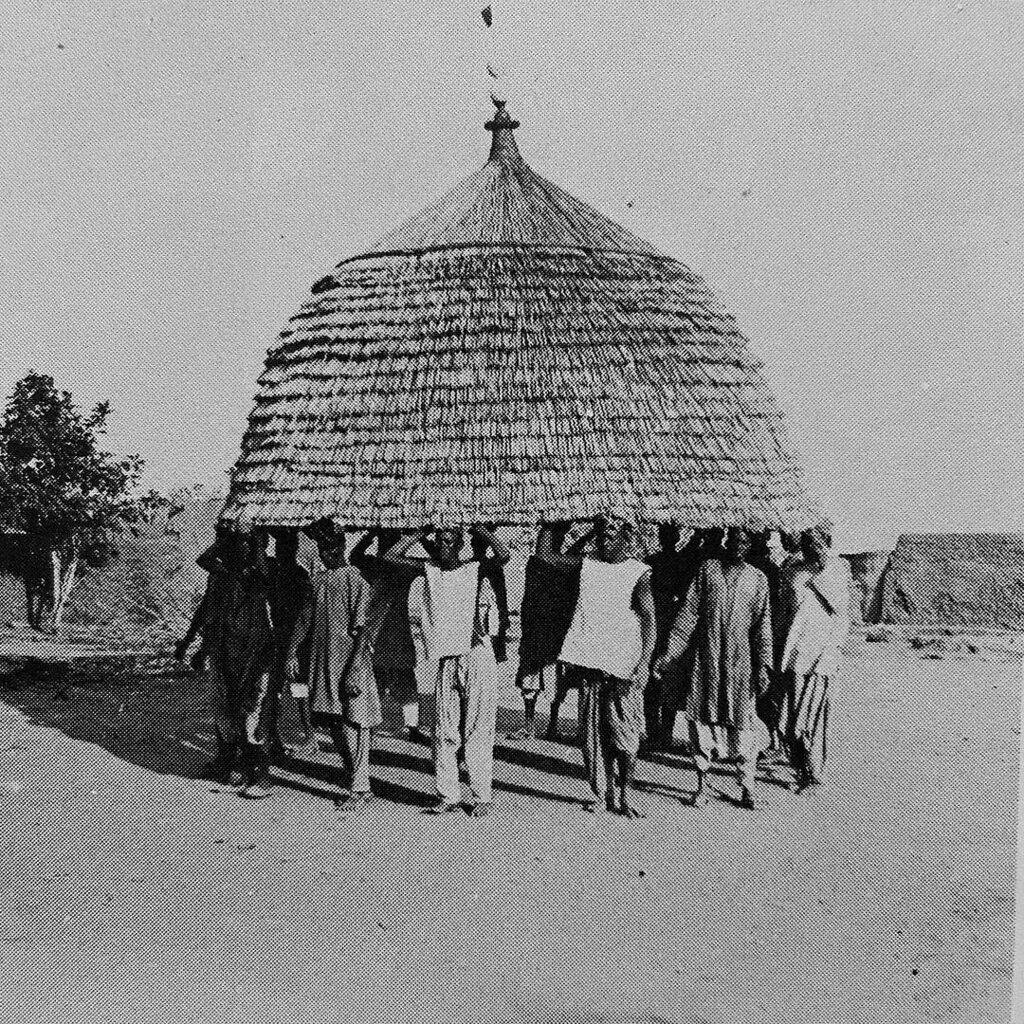 lloydkahn's tweet photo. Basket-roof being carried to location, Lake Tchad area, Africa.
~
#architecture #livingstructures #basketroof #shelter #building #home #repost https://t.co/ClLL83kTMw https://t.co/F8Dq5DEvo9