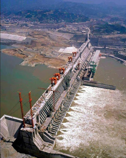 Крупнейшая дамба. Гидрогенератор саяно шушенской гэс. Китайская гэс силоду. Три ущелья гэс янцзы. Три ущелья на реке янцзы.