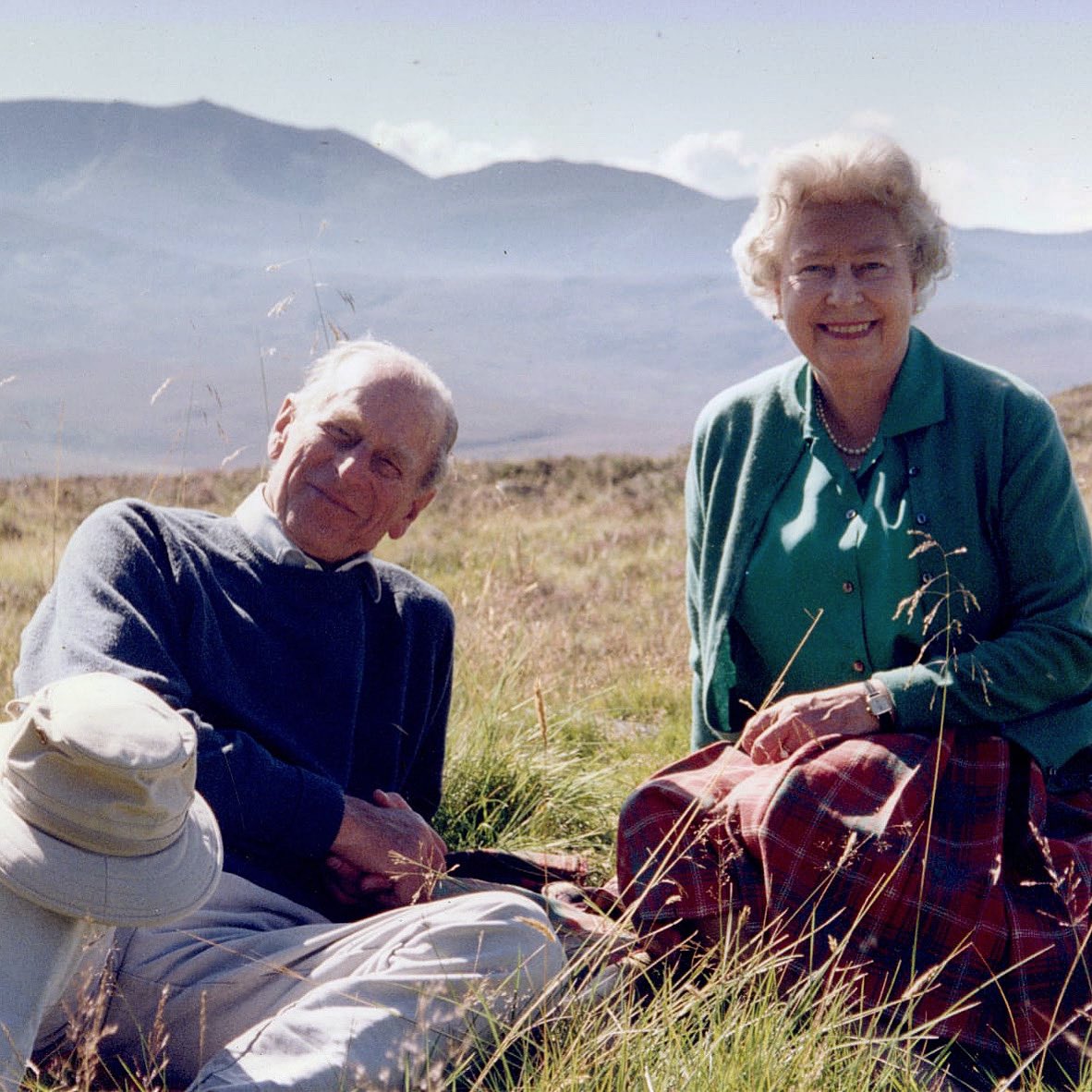 The Queen wishes to share this private photograph taken with The Duke of Edinburgh at the top of the Coyles of Muick, Scotland in 2003.

📷Photograph by The Countess of Wessex.