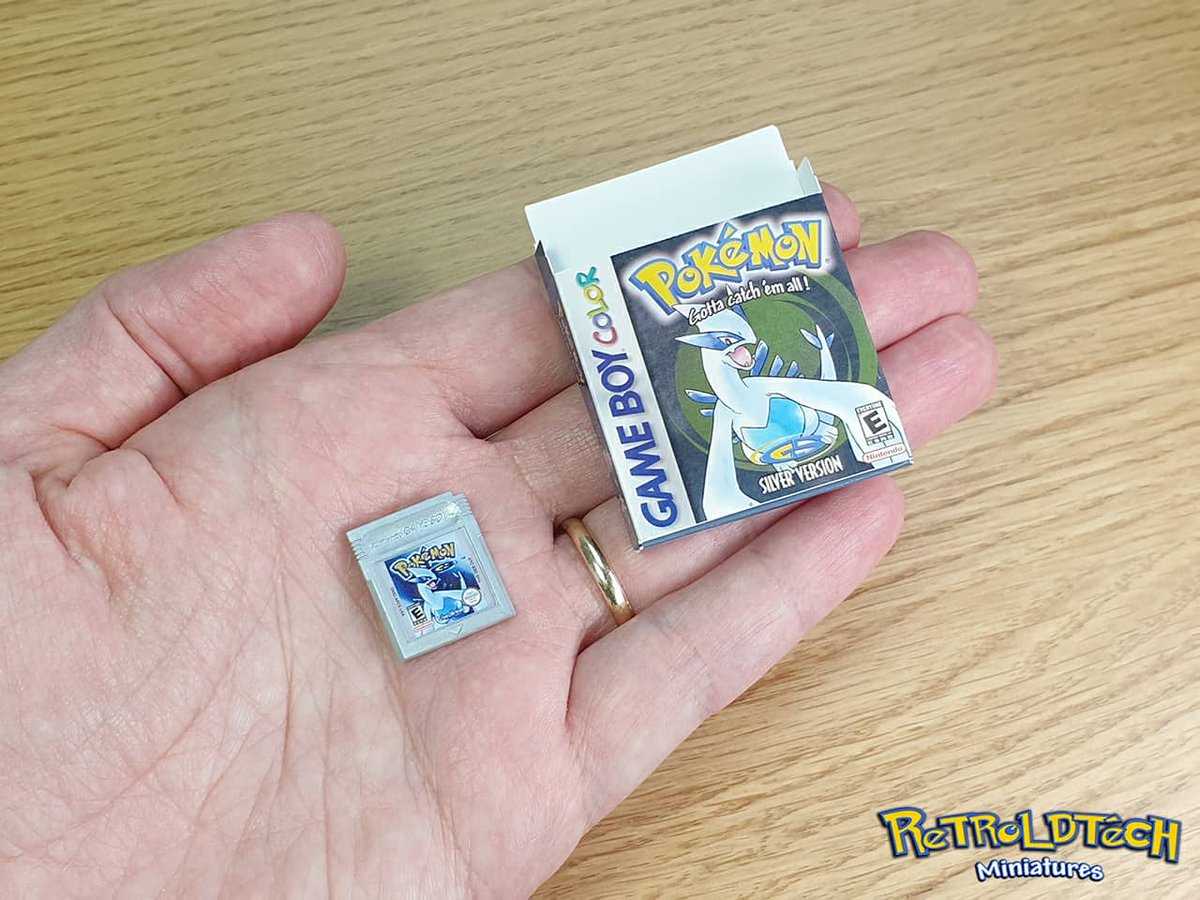 Retroldtech's tweet photo. 1/3 Scale Pokemon Silver cartridge &amp; box ❤
#13scale #bjddolls #pokemon #pokemonsilver #gameboy #gameboygames #miniatures #minis #charizard #charmander #toyphotography #toyphoto #bjddoll #onethirdscale #videogames #videojuegos #nintendo #Nintendogameboy https://t.co/VULcHp1TZJ