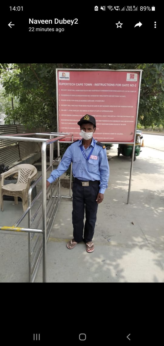 yogit_chopra's tweet photo. @kismathaq @CeoNoida @dr_maheshsharma @dmgbnagar ऐसे  गार्ड्स लेकर आए हैं जो  Hawai चप्पल में हैं और main gate पर तनात किए गए, कुछ guard pari chowk के labour chowk से आएं हैं, जिन्होंने पहले कहीं security में काम नही किया, किसी guard का कोइ covid testing नही हुई सोसाइटी में आने से पहले, बहुत डर का माहोल है society में https://t.co/QlWEhqpsuf