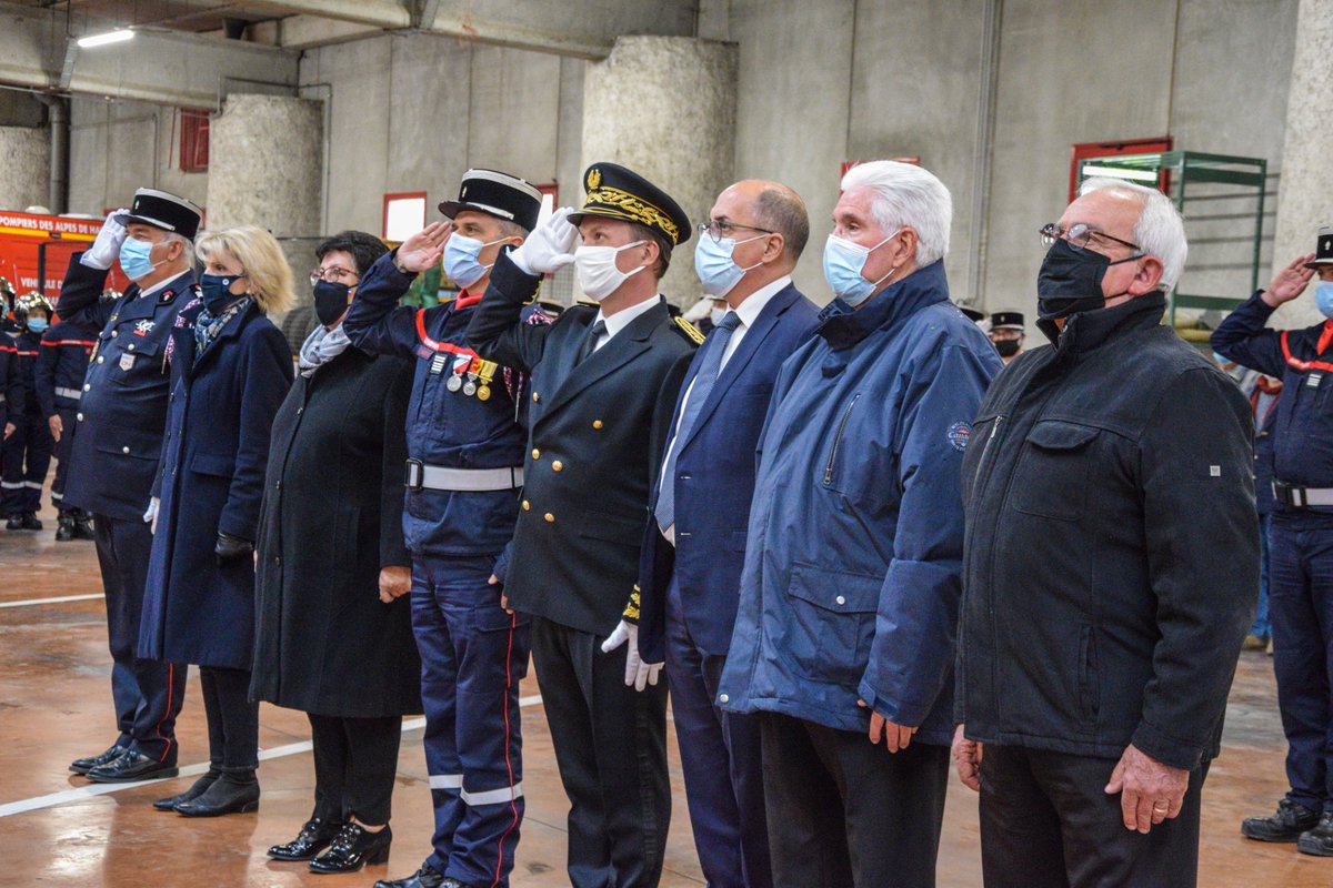 Pompiers04's tweet photo. #Cérémonie 
Jour important pour les @PompiersDigne le colonel @PaichouxC a confié officiellement le commandement du centre au capitaine Stéphane NIRONI en présence de @Prefet04  @ElianeBarreille @rouxjy @RenéMASSETTE  @PatriciaGRANET @ArnaudVallois 
https://t.co/p2DBtwV2oc https://t.co/U1TVTCl0Ko