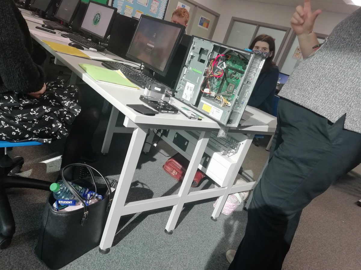 ComputingTOA1's tweet image. Year 12 Computer Science students @TheOngarAcademy enjoyed learning about the different parts that make up a computer today... Many excited to build their own!
@Smd964
#WorkingTogether
#BuildingComputers
#Bridgingthgendergap