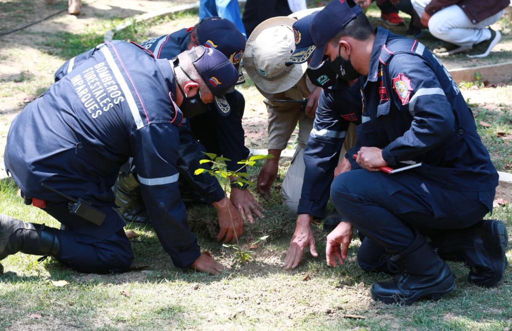 || Ministra A/J⏩.@gestionperfecta Asiste a los honores en Capilla Ardiente que se realizan al Ministro Oswaldo Barbera. Acompañando a familiares y compañeros en tan doloroso momento..
#BarrioAdentro18Años
#BeatificaciónJGH
#16Abr
@BetzyCuestaVe
@MIJP_Vzla