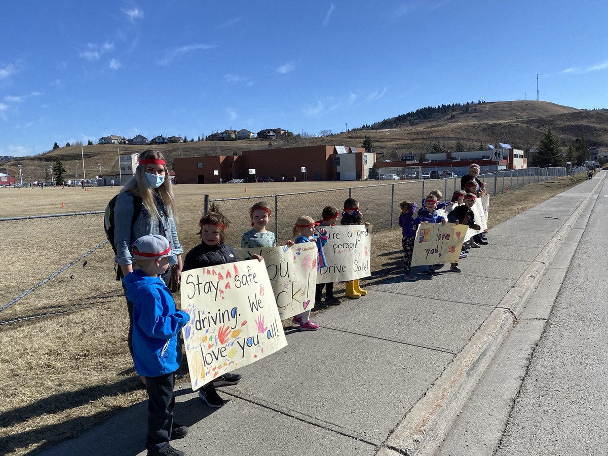 Ms. Munce’s Kindergarten Kindness Ninjas are spreading joy from the sidewalk. Awesome signs! #rvsed