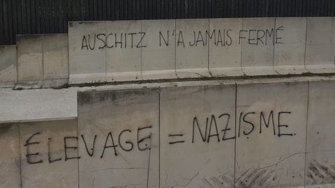 agribretagne's tweet image. Pour finir la semaine, je voulais vous parler d'un évènement qui nous a marqués. La nuit du 28 août 2020, des antispécistes se sont introduits sur l'élevage et ont laissé des tags d'une violence inouïe. En s'en prenant à notre ferme, c'est toute une famille qui est touchée.