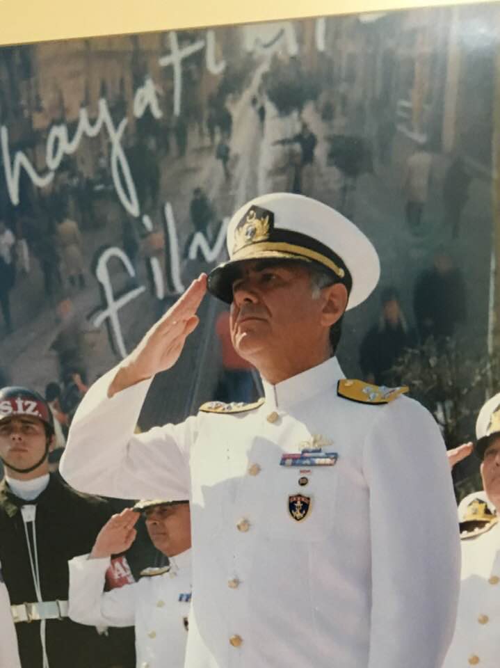12 yılı amiral olarak, 43 yıl üniformamı şerefle taşıdım. Kıbrıs gazisiyim. Bugün elektronik kelepçe takılan bacağımın utancı bana ait değil. 80 yaşıma kadar kelepçe takılamayan ve ölünceye kadar da, hiçbir gücün kelepçe takamayacağı beynimin onuru ise bana ait Atilla Kıyat