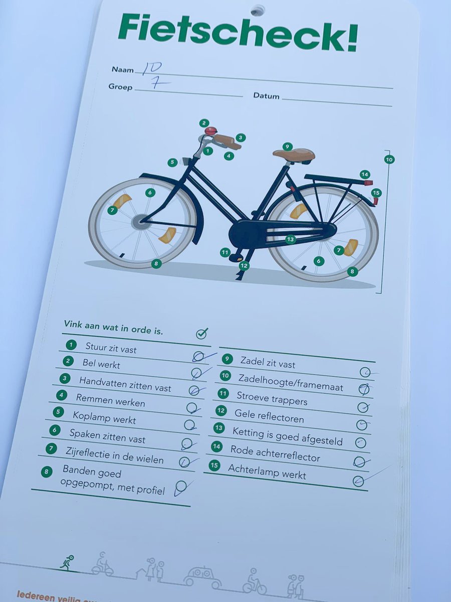 14 april jl. nam groep 7 deel aan het Praktisch Verkeersexamen. We zijn super trots: iedereen is geslaagd. Voor vertrek controleerde de politie of de fiets in orde was. We bedanken de politie, leerkrachten, vrijwilligers en <a href="/VerkeersoudersZ/">Verkeersouders Zb</a> voor hun betrokkenheid en inzet!