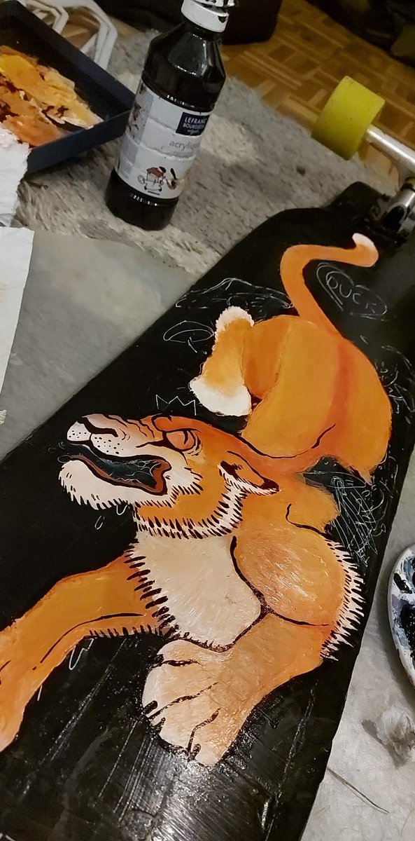 _Morusel_'s tweet photo. My bro gave me his old longboard so I decided to re paint it ! I was inspired by Asian style tigers but made it more cartoony, still not done but I'm pretty proud of how it looks so far🐅⭐  the last one shows what else I plan on adding (and fixing) #painting #Longboard https://t.co/ohFdXyroxk