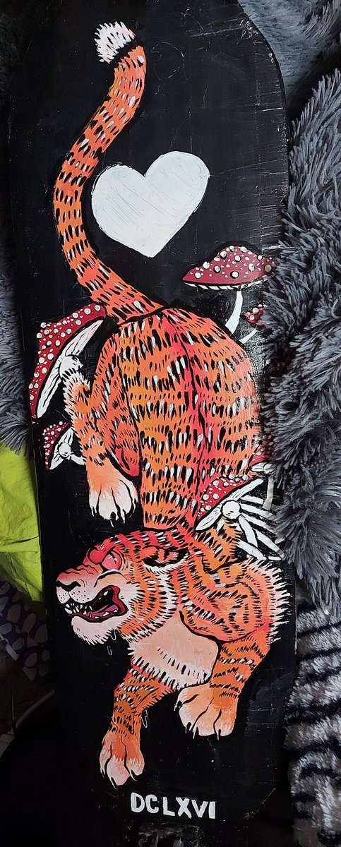 _Morusel_'s tweet photo. My bro gave me his old longboard so I decided to re paint it ! I was inspired by Asian style tigers but made it more cartoony, still not done but I'm pretty proud of how it looks so far🐅⭐  the last one shows what else I plan on adding (and fixing) #painting #Longboard https://t.co/ohFdXyroxk