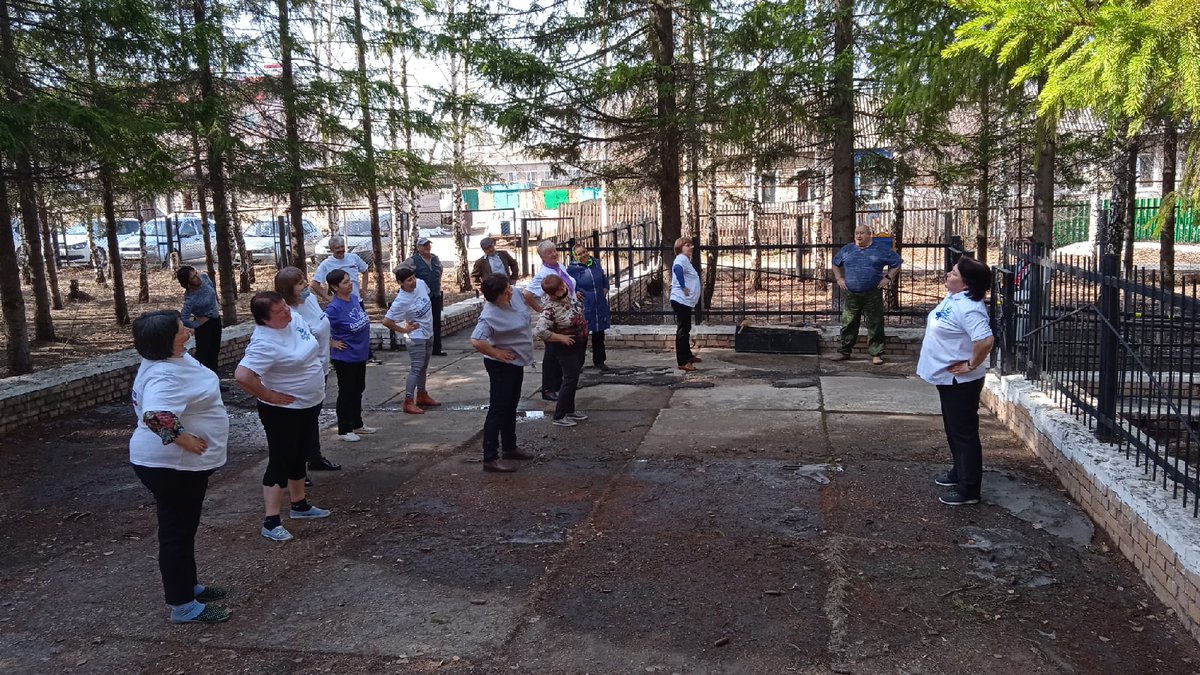 В ОСР состоялся "День здоровья" для получателей социальных услуг, в котором приняли участие серебряные волонтеры отряда "Веселые ребята". В программе мероприятия был флеш-моб, игры и конкурсы, а так же музыкальная пауза, подготовленная участниками кружка "Любители русской песни"