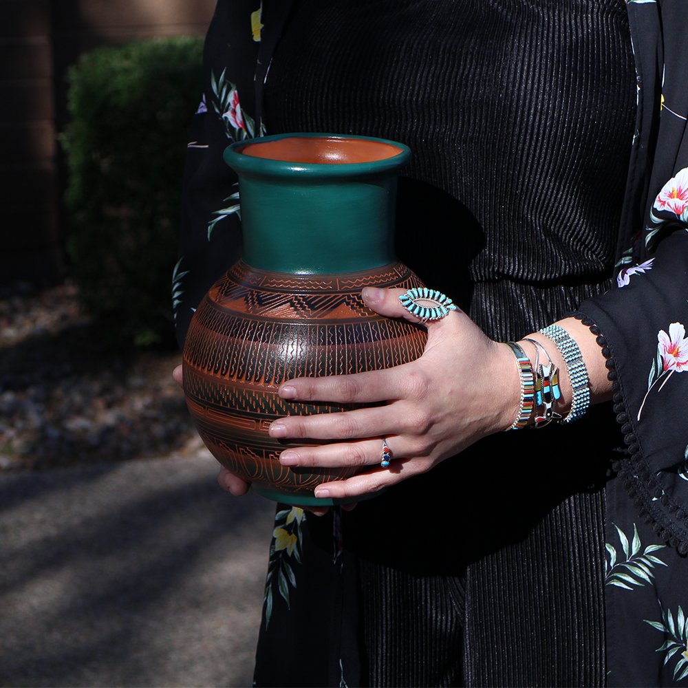 🏺 𝐀𝐜𝐜𝐞𝐧𝐭 𝐏𝐢𝐞𝐜𝐞. 𝐂𝐞𝐧𝐭𝐞𝐫𝐩𝐢𝐞𝐜𝐞. 𝐖𝐞𝐝𝐝𝐢𝐧𝐠 𝐆𝐢𝐟𝐭. 𝐍𝐚𝐭𝐢𝐯𝐞 𝐀𝐦𝐞𝐫𝐢𝐜𝐚𝐧 𝐏𝐨𝐭𝐭𝐞𝐫𝐲 𝐢𝐬 𝐠𝐨𝐨𝐝 𝐟𝐨𝐫 𝐚𝐧𝐲 𝐬𝐭𝐲𝐥𝐞.

☝ Tap To Shop for Similar Items
Or shop our website: bit.ly/3rkIBUn