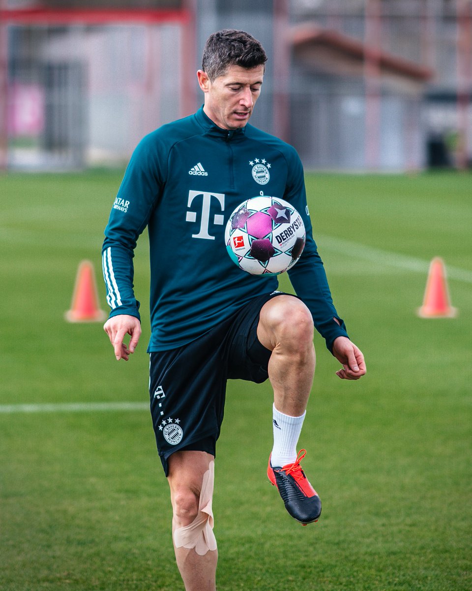 brfootball's tweet photo. Robert Lewandowski is back with the ball at his feet 💪 https://t.co/hLlxrfpcem