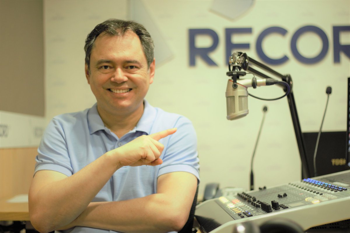 claudiocanada's tweet photo. Fim de semana à porta e com ele, a satisfação de poder comunicar para todo o Portugal: Lisboa: 107,7 Porto: 95,5 Leiria: 101,4 Santarém: 101,7 Algarve: 91,8 ou em https://t.co/BcSv9MolX7 #pediuouviu #RECORDFM #radio #portugal #claudiocanada https://t.co/2i8LY70Qgb