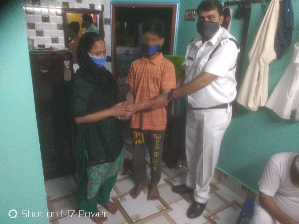 KPSouthDiv's tweet photo. On receipt of an information of an attempt to suicide by scaling the railing of Vidyasagar setu, the patrolling team of Hastings PS swang into action &amp; rescued a teenage boy, who left home due to family issues. He was reunited with his family. @CPKolkata @KPDetectiveDept https://t.co/EYzeGmMw6d