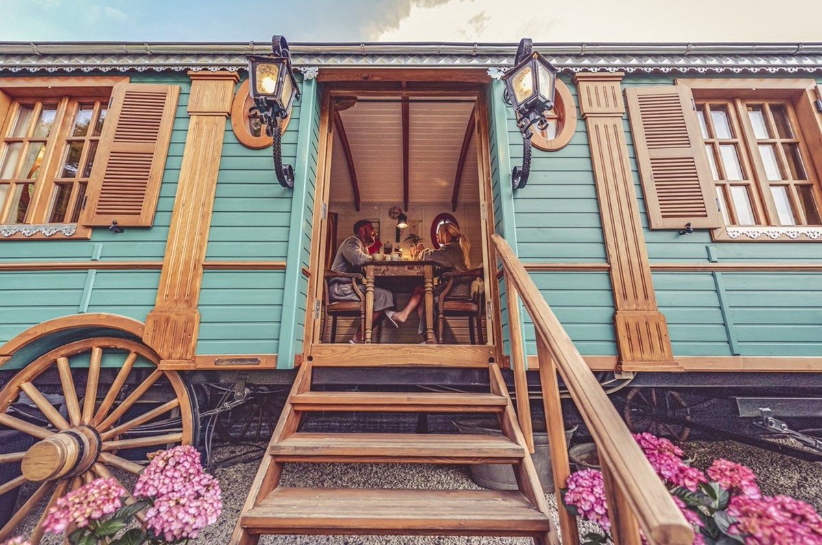 Vanavond zie je deze Gypsywagens bij BedandBreakfast op NPO1. Kijk je mee?
Twee authentieke Gypsywagens voor 2 personen met sauna en jacuzzi in Enschede. 
Meer informatie vind je via: bit.ly/gypsywagens-en… #benb #origineelovernachten