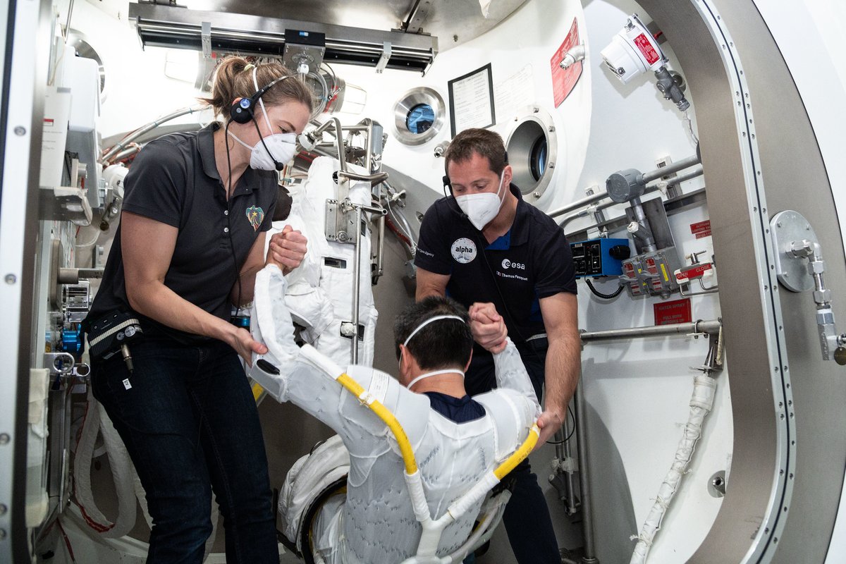 Thom_astro's tweet photo. #AlphaTrainingRecap 5/12
Cette fois-ci, c’est moi qui aide @Aki_Hoshide à essayer sa combinaison 👩🔧👨🚀👨🔧 Cette partie de l’entrainement est un peu ingrate mais on ne peut pas la prendre à la légère : elle sert à vérifier qu’il n’y a aucune fuite d’air ! https://t.co/P9I018OV47
