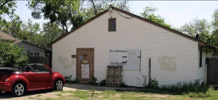 TenBellsTavern's tweet photo. This photo was taken only a few weeks after we signed our lease. Come join us for happy hour 5-7pm today and see what we’ve done with the place. #DallasBar #OakCliff #FridayFeeling #craftbeer #weekend https://t.co/kLSjKoYHnS