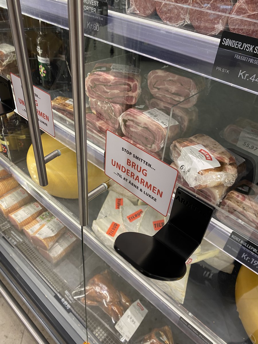 En algunos supermercados han puesto estos tiradores para abrir y cerrar las puertas de las neveras con los antebrazos.