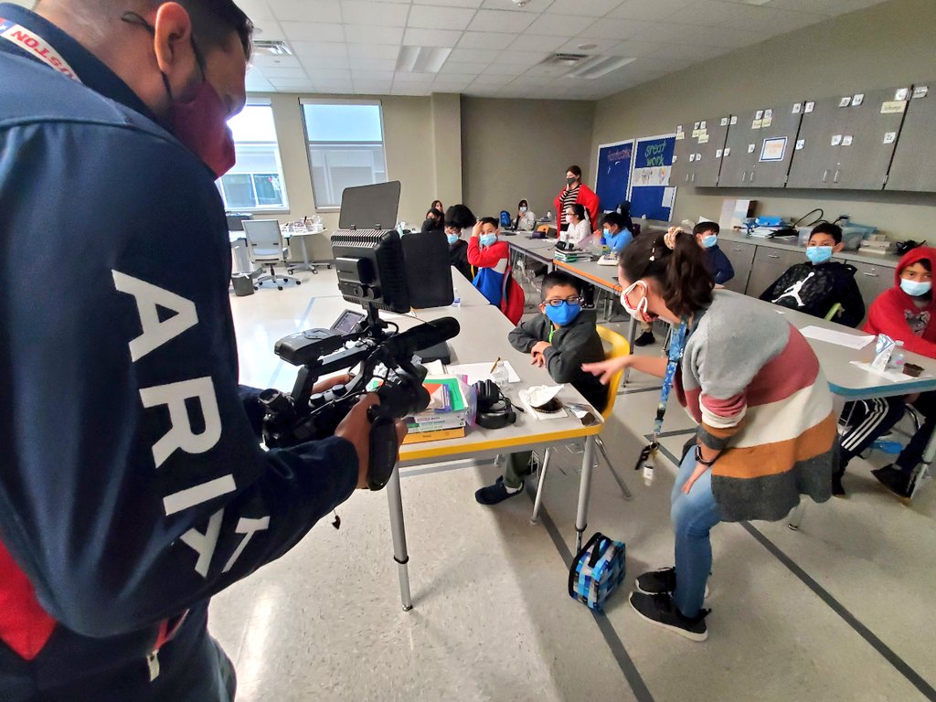 HoustonISD's tweet photo. Meet fifth-grader Oscar Perez, one of the ⭐⭐⭐ of the @Braeburn_HISD #virtualgrandopening! He's going to be sharing some very important Bobcat News during this @Build_HISD #safecelebration! 🎉🎥💯 Tune in now: https://t.co/29DzBJbXT3! https://t.co/OaEDCPL7Rp